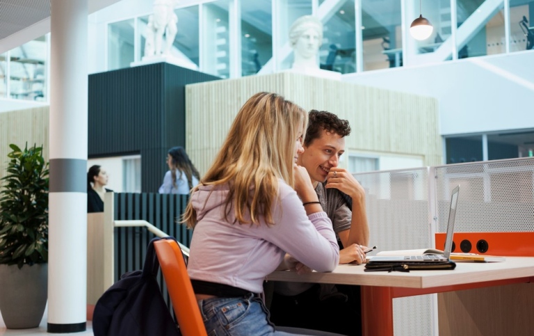 Two students in front of a laptop at the Albano campus.