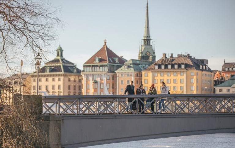 Students on Skeppsbron with Gamla stan in the background. Photo: Niklas Björling