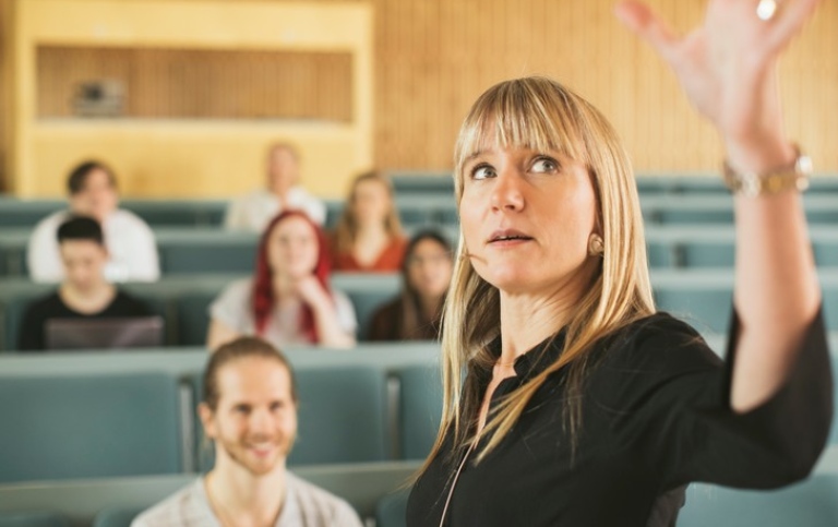 A lecturer explains something to her students Photo: Niklas Björling