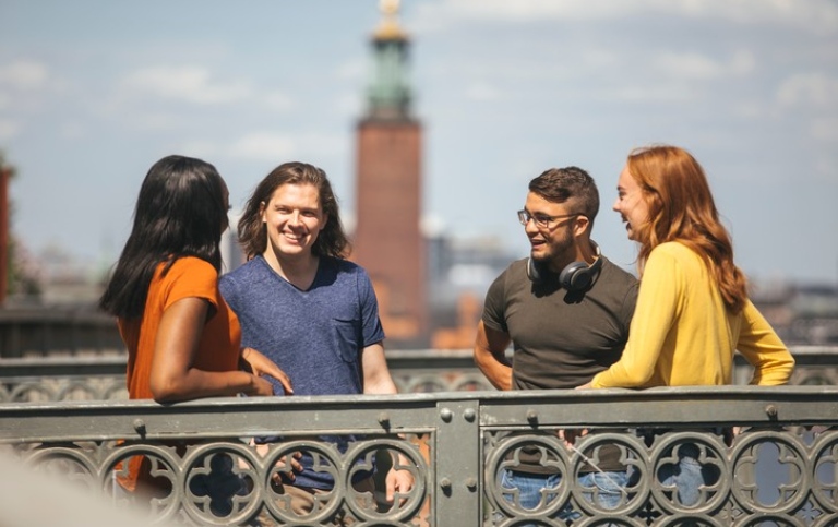 Students standing in front of the City Hall. Photo: Niklas Björling