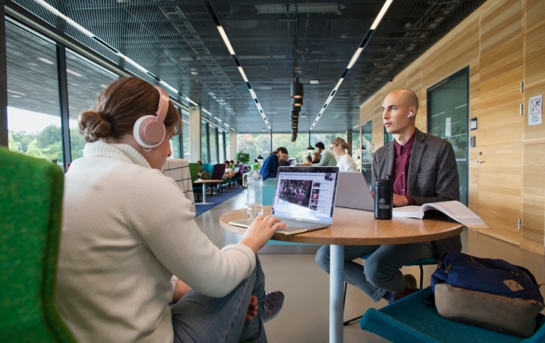 Two students studying in Studenthuset.