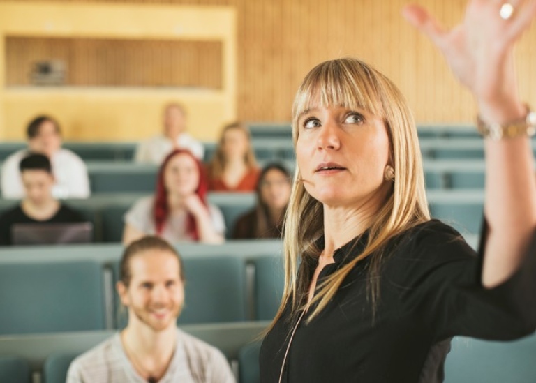 A lecturer explains something to her students Photo: Niklas Björling