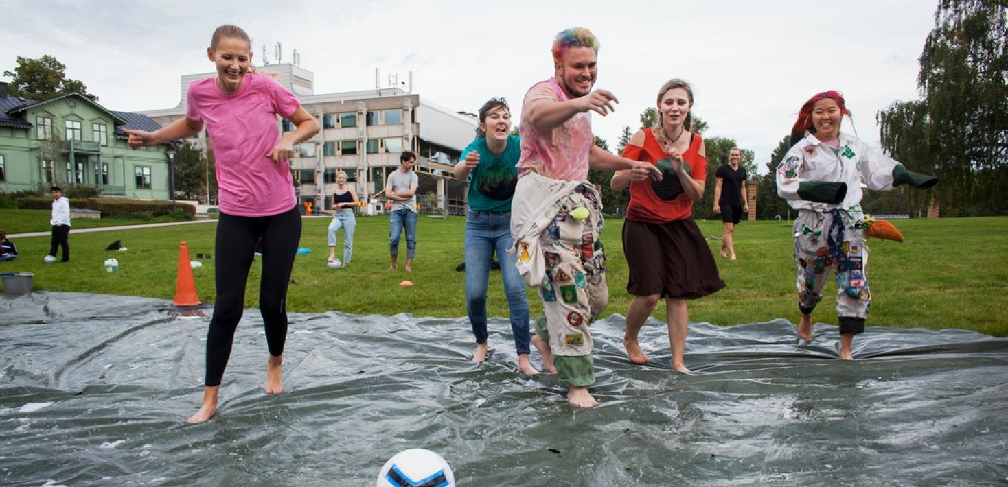 Naturvetenskapliga föreningen spelar såpafotboll på Frescatis gräsfält. 