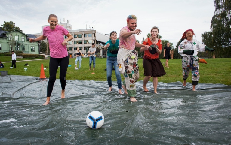 Naturvetenskapliga föreningen spelar såpafotboll på Frescatis gräsfält. 