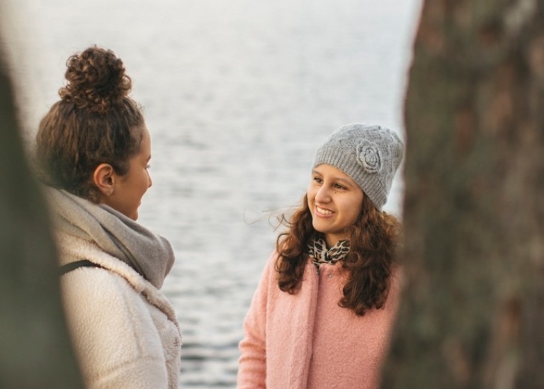 Two girls talking by the water in central Stockholm. Photo: Niklas Björling