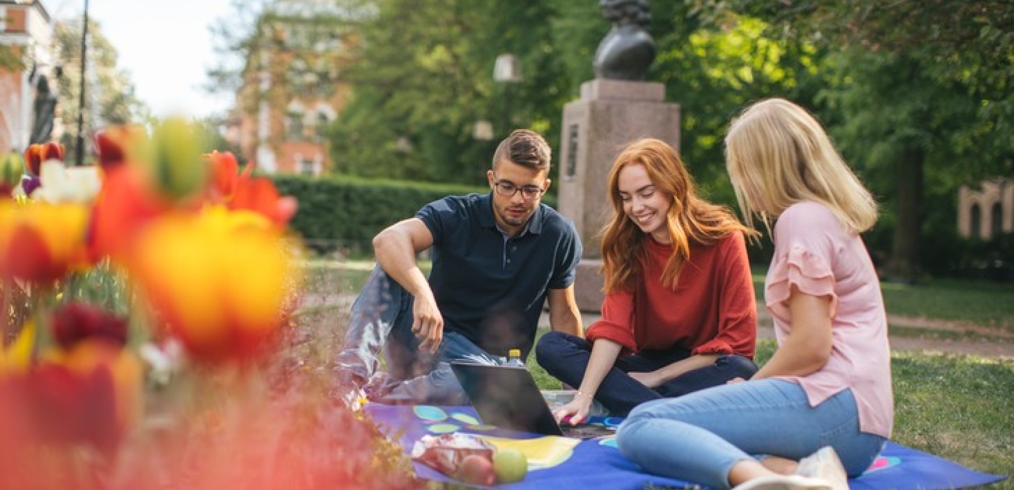 Students at Mariatorget in central EUU.