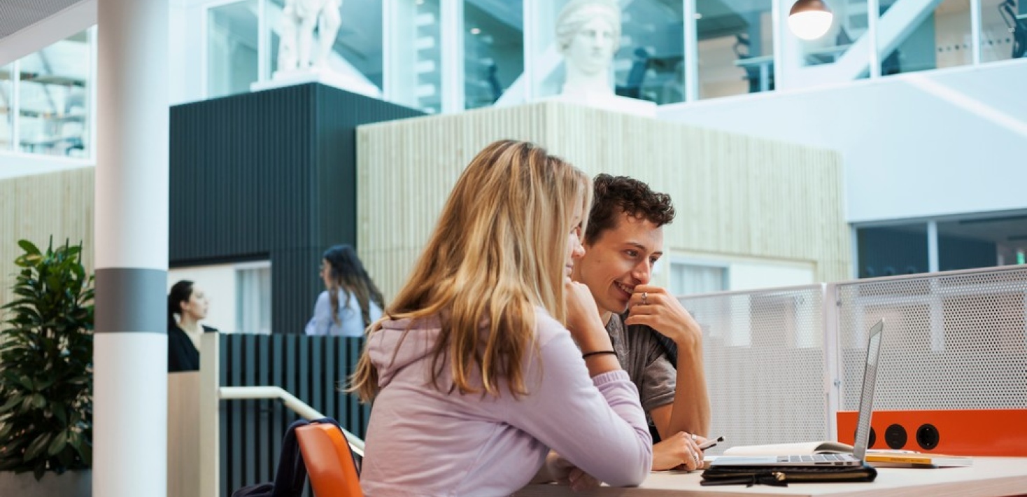 Two students in front of a laptop at the Albano campus.